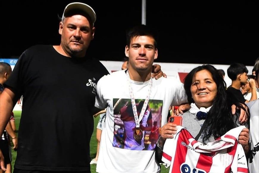 Pérez, siempre apoyado por su familia. Foto: Redes sociales.