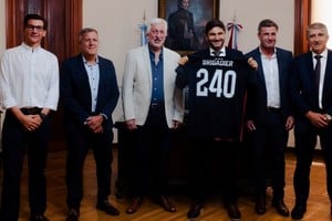 Pullaro recibió a dirigentes de Colón por el homenaje al Brigadier López.