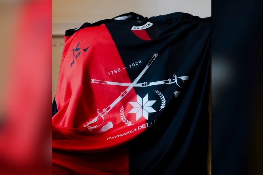 Colón entregó una camiseta conmemorativa: López es identidad del pueblo sabalero.