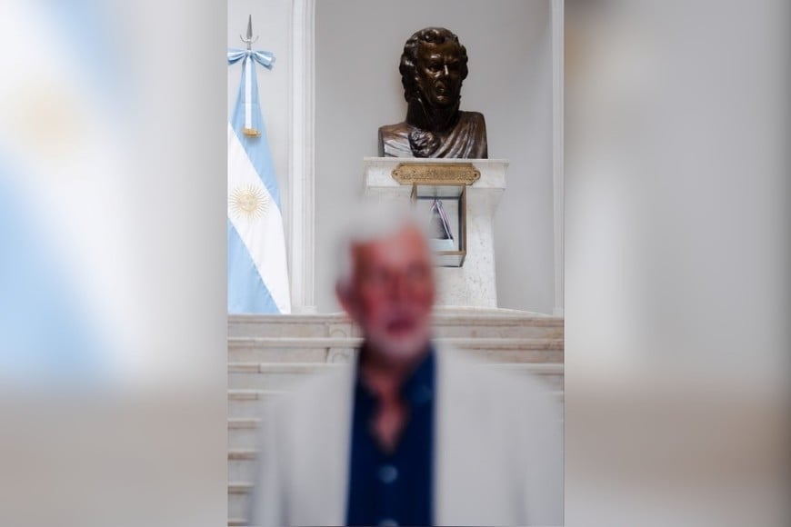 José Alonso y el busto del Brigadier Estanislao López