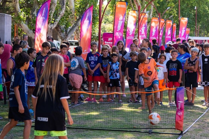 El Fan Fest itinerante llega a la Costanera con simuladores y deportes para la familia.