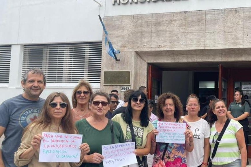 Vecinos se manifestaron frente al Concejo, en reclamo por las reformas en la plaza Colón. Gentileza.
