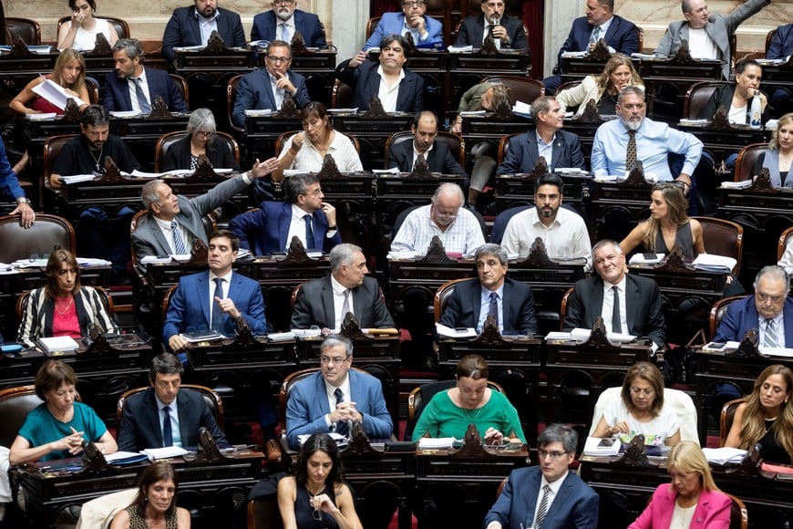 (260219) -- BUENOS AIRES, 19 febrero, 2026 (Xinhua) -- Diputados nacionales asisten a la sesión donde se debate el proyecto de Ley de Modernización Laboral, en el Congreso Nacional, en la ciudad de Buenos Aires, capital de Argentina, el 19 de febrero de 2026. La Cámara de Diputados de Argentina inició el jueves el debate por el proyecto de reforma laboral que impulsa el Gobierno, en medio de una huelga general de 24 horas convocada por centrales sindicales y gremios que califican la iniciativa de "regresiva" y consideran que afecta derechos básicos de los trabajadores. (Xinhua/Martín Zabala) (mz) (jg) (ah) (vf)