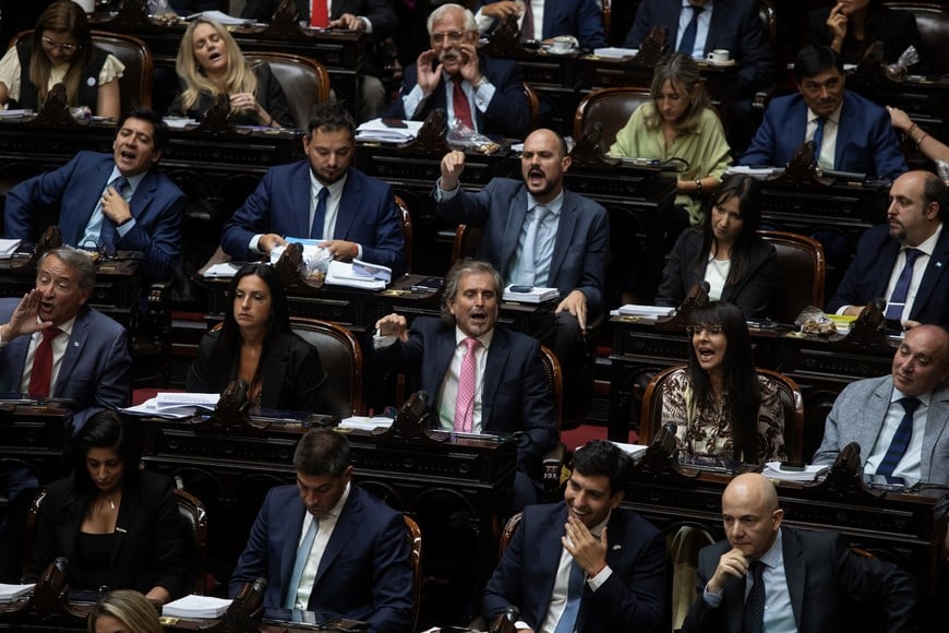 (260219) -- BUENOS AIRES, 19 febrero, 2026 (Xinhua) -- Diputados nacionales asisten a la sesión donde se debate el proyecto de Ley de Modernización Laboral, en el Congreso Nacional, en la ciudad de Buenos Aires, capital de Argentina, el 19 de febrero de 2026. La Cámara de Diputados de Argentina inició el jueves el debate por el proyecto de reforma laboral que impulsa el Gobierno, en medio de una huelga general de 24 horas convocada por centrales sindicales y gremios que califican la iniciativa de "regresiva" y consideran que afecta derechos básicos de los trabajadores. (Xinhua/Martín Zabala) (mz) (jg) (ah) (vf)