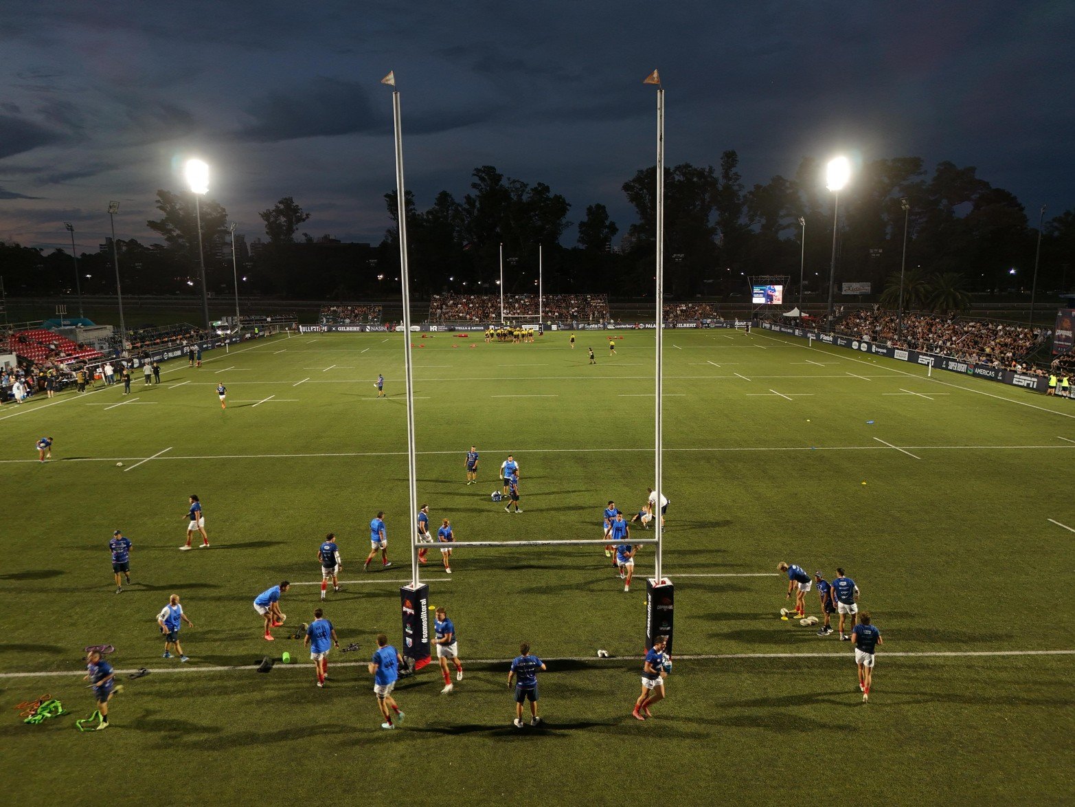 El estadio iluminado y vibrante, captado desde el aire en los primeros minutos del partido.