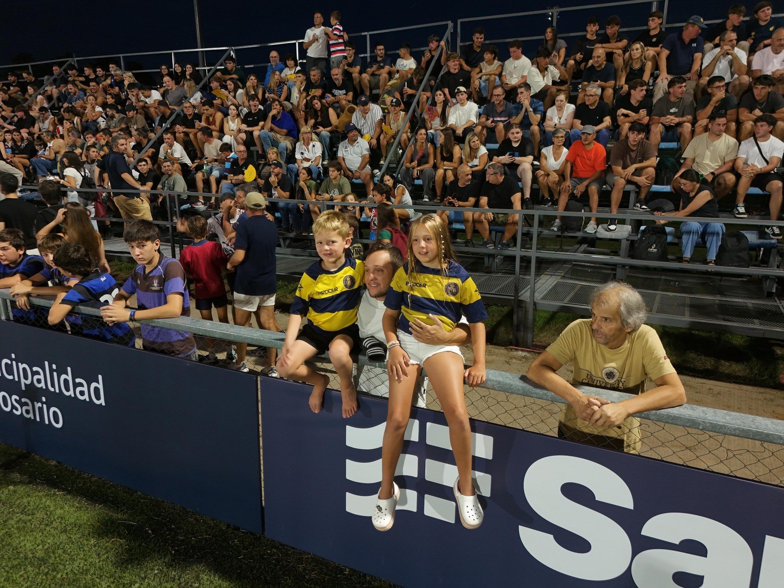 Toda la familia esperando el partido.