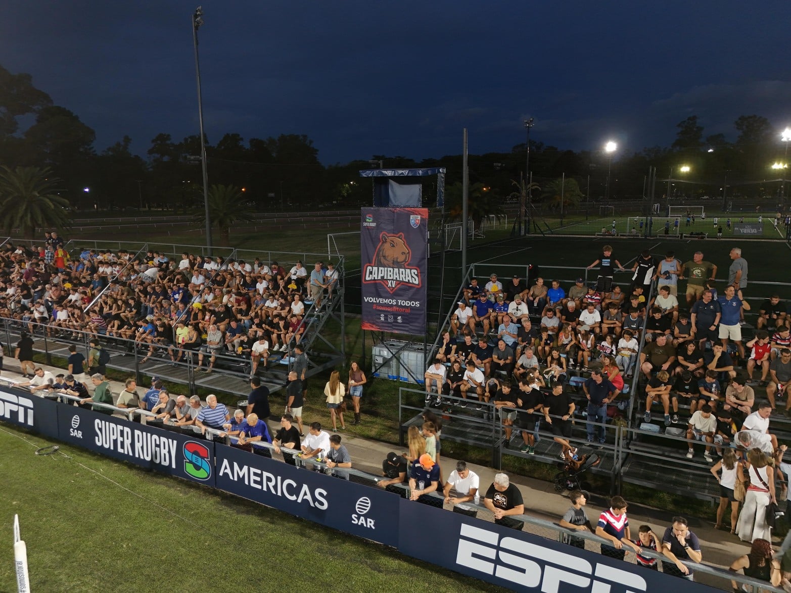 La hinchada rosarina se hace sentir desde temprano, con banderas y camisetas apoyando al debutante Capibaras XV.