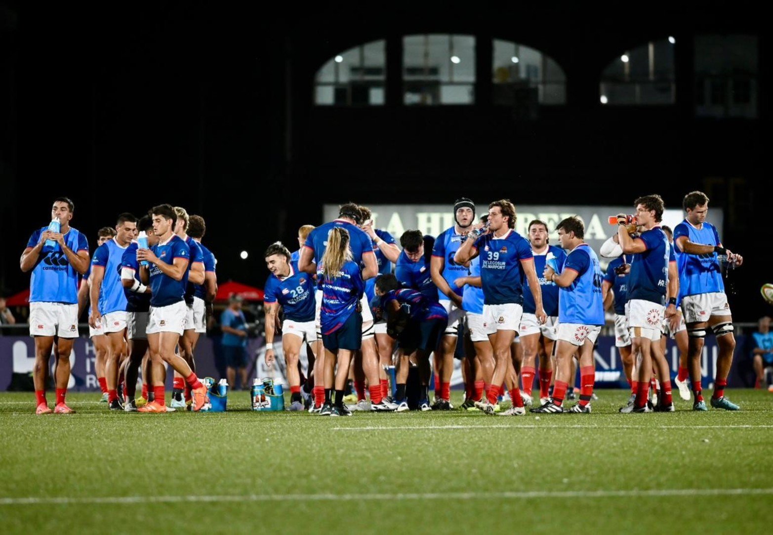 El debut se vive con adrenalina, sabiendo que cada detalle —incluso una sanción de 20 minutos— puede cambiar el desarrollo.