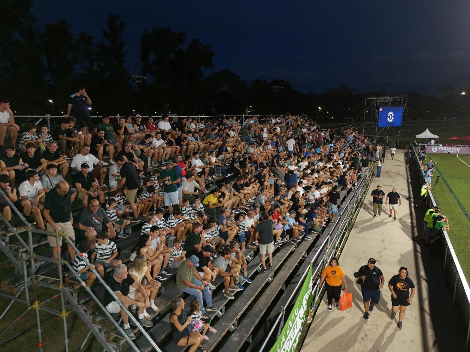 El estadio completo y la expectativa al tope para este hito del rugby regional.
