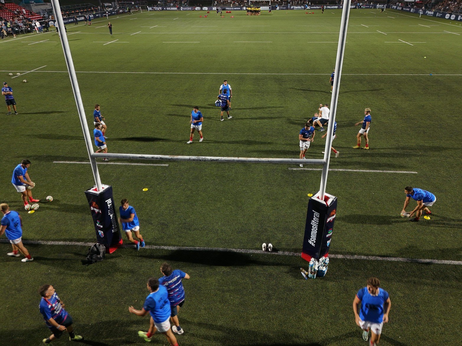 Los jugadores de Capibaras XV entran con energía para enfrentar al multicampeón uruguayo en un estreno muy esperado.