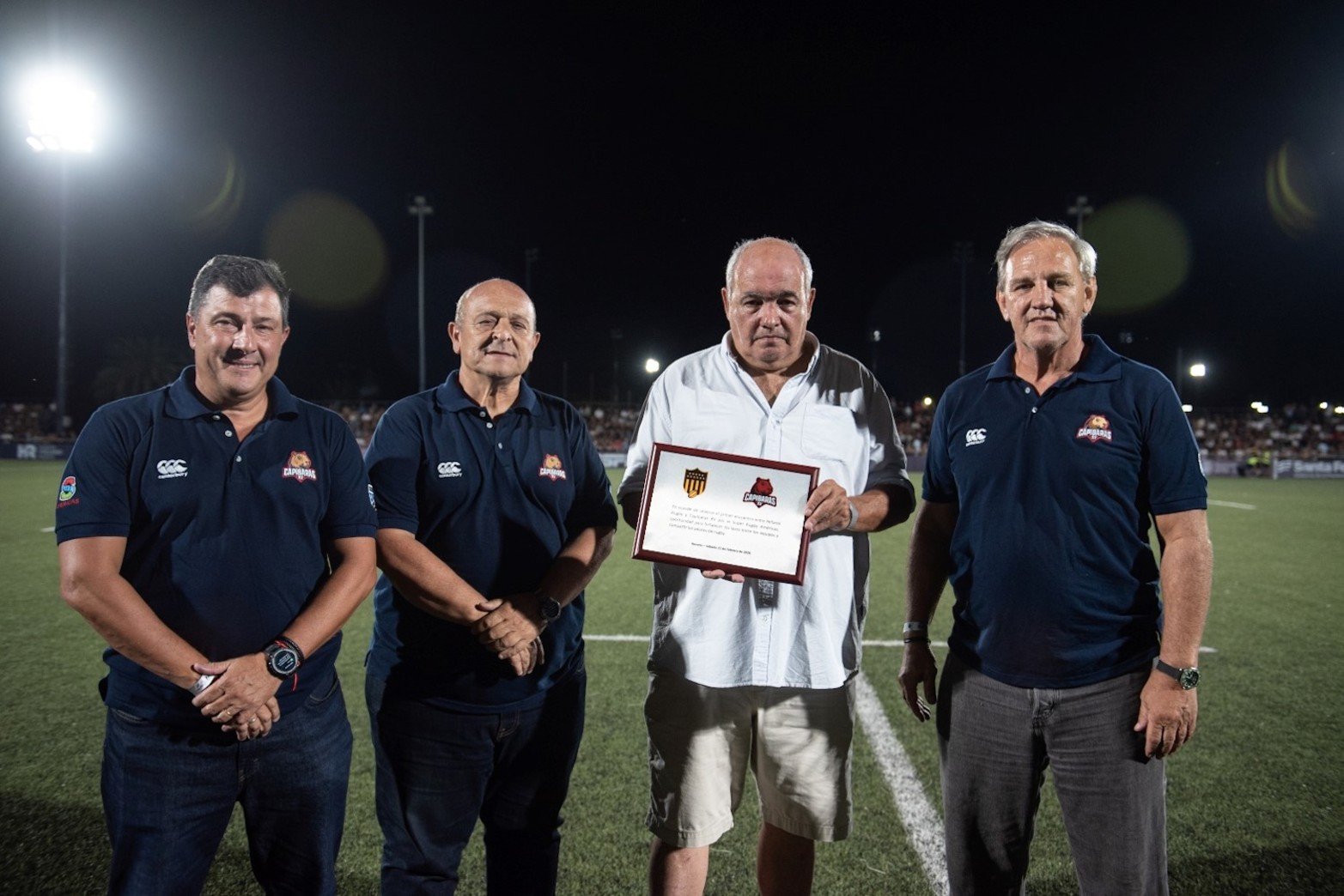 Carlos Fertonani, CEO de la Franquicia realizando una distinción en la previa del partido.