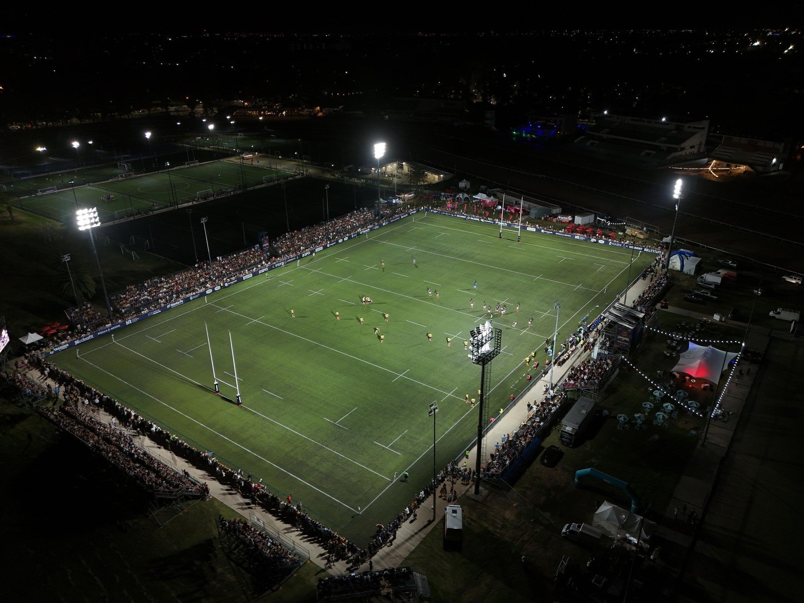 Desde el aire, el partido se desarrolla bajo el sistema disciplinario que penaliza al jugador expulsado, pero permite recomponer el equipo tras el tiempo establecido.