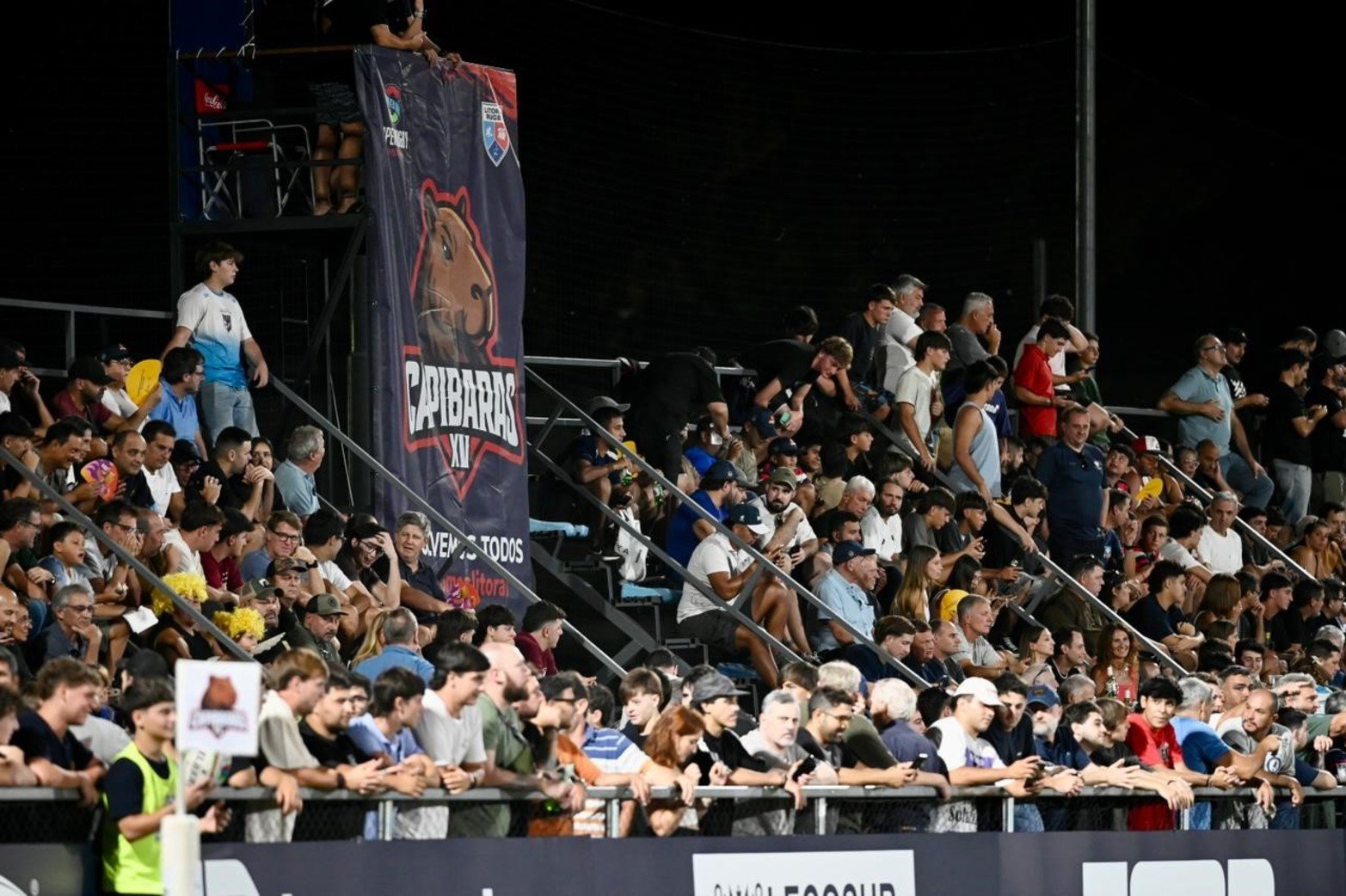 El primer capítulo del partido se escribe con entusiasmo en las tribunas y rigor reglamentario dentro del campo.