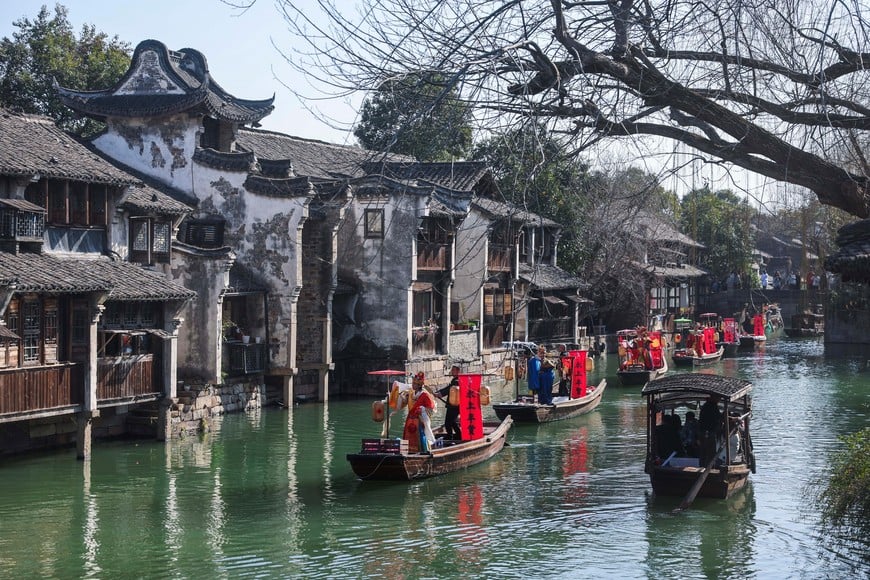 (260221) -- TONGXIANG, 21 febrero, 2026 (Xinhua) -- Artistas participan en un desfile acuático, en Wuzhen, en la ciudad de Tongxiang, en la provincia de Zhejiang, en el este de China, el 21 de febrero de 2026. Durante estas vacaciones de la Fiesta de Primavera, el antiguo poblado acuático de Wuzhen ha organizado más de sesenta actividades que muestran la rica historia y la vitalidad moderna del poblado, reflejadas en las costumbres populares, el teatro, la ciencia y tecnología, y la cultura. (Xinhua/Xu Yu) (oa) (da)