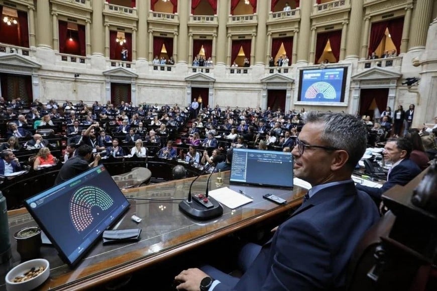 En Diputados, el proyecto del oficialismo recogió 135 votos a favor y 115 en contra en la votación en general. Para ser convertido en ley, deberá ser ratificado por el Senado. En primer plano Martín Menem, presidente de la Cámara Baja.