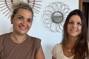 De izq a der, Jesica Gómez y María Agustina Eguiluz, egresadas del Ciclo de Complementación Curricular de la Licenciatura en Psicomotricidad de la Universidad Católica de Santa Fe. Foto: Gentileza UCSF.