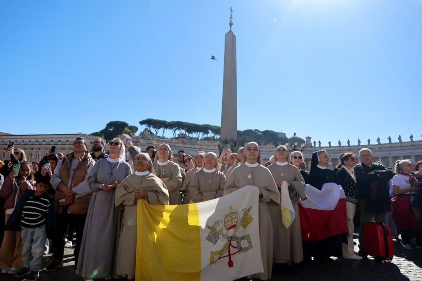 Faithful gather in St. Peter's Square as Pope Leo XIV leads the Angelus prayer from the window of the Apostolic Palace at the Vatican, February 22, 2026. REUTERS/Vincenzo Livieri