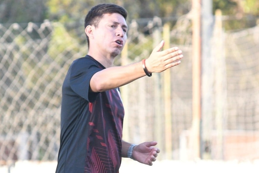 Fernando Ponce, entrenador de una de las categorías Infantiles del sabalero.