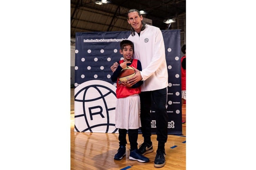 En la foto, con el reconocido ex basquetbolista Walter Herrmann. Crédito: Gentileza