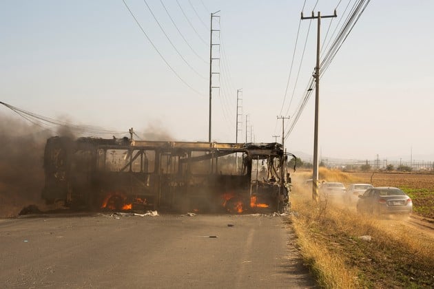 Autobús en llamas utilizado como retén por el crimen organizado. Créditos: REUTERS/Gabriel Trujillo