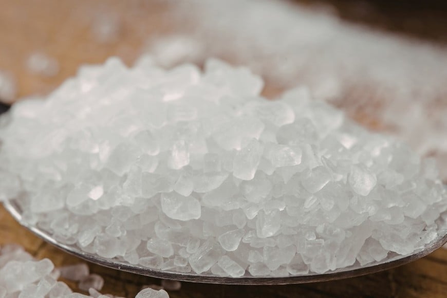 La sal gruesa (cloruro de sodio) tiene propiedades higroscópica