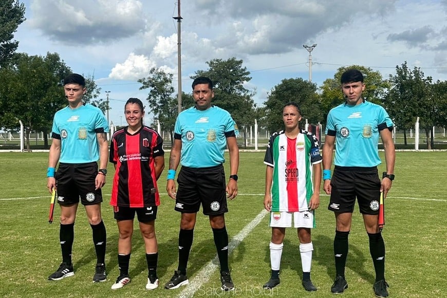Árbitros y capitanas en el momento previo al partido.