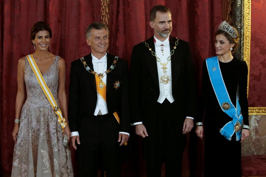 Argentina's first lady Juliana Awada, Argentina's President Mauricio Macri, Spain's King Felipe and Queen Letizia (L-R) pose during the gala dinner at the Royal Palace in Madrid, Spain February 22, 2017. REUTERS/Chema Moya/Pool españa madrid mauricio macri reina letizia juliana awada rey felipe VI visita del presidente de argentina a españa cena de gala en el palacio real de madrid
