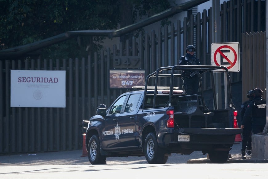 Members of the Federal Police guard the Secretary of Security and Citizen Protection building as security is reinforced due to a series of blockades and attacks, following the killing of drug lord Nemesio Oseguera, known as 'El Mencho,' in a military operation, in Mexico City, Mexico, February 23, 2026. REUTERS/Luis Cortes