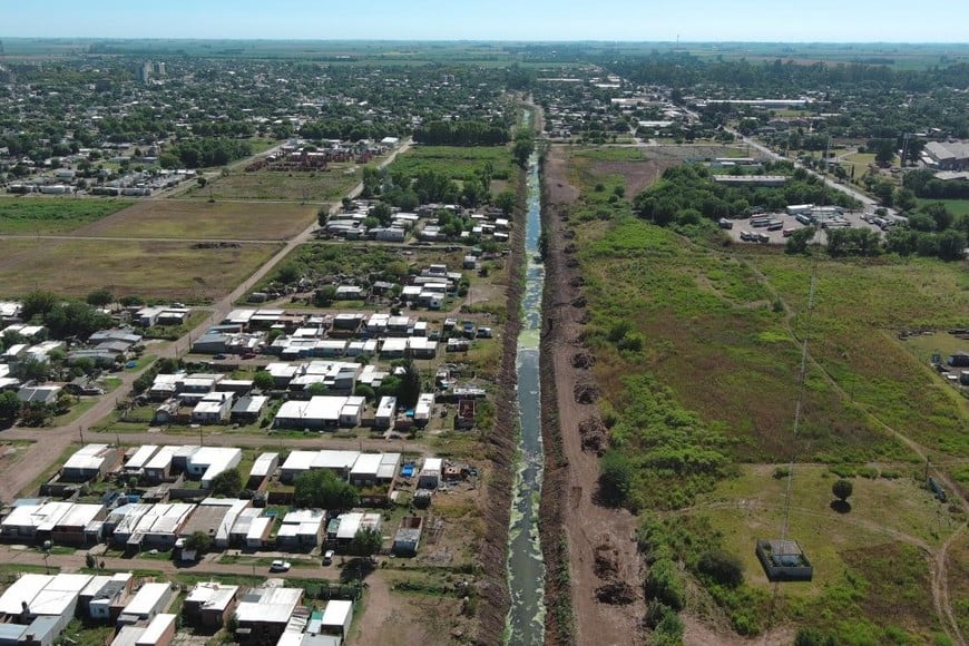 Los trabajos comprendieron la intervención de 7 kilómetros, incluyendo 4.000 metros en zona urbana con retiro de sedimentos y residuos acumulados, y otros 3.000 metros en el área periurbana.