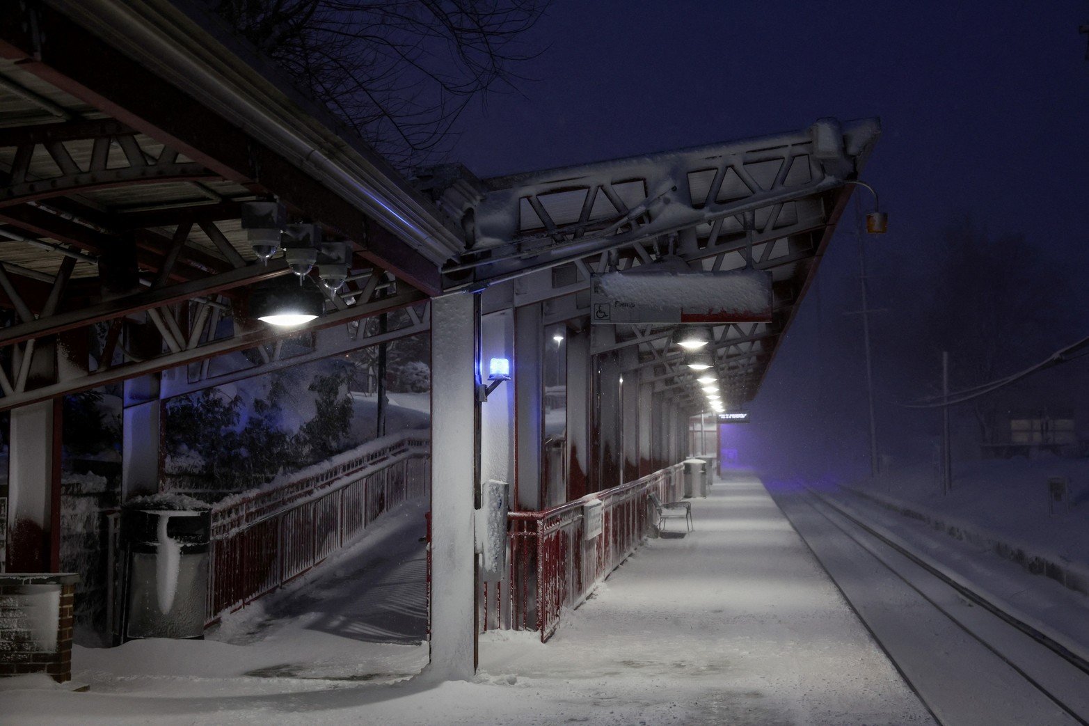 Una estación de tren cubierta de nieve en Manhasset.