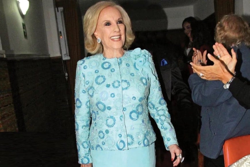 Dos looks: la conductora promete lucir dos vestidos, uno de Claudio Cosano y otro de Iara Alta Costura.