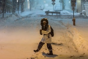 Pese a las recomendaciones, la población se moviliza para atender sus responsabilidades. Reuters