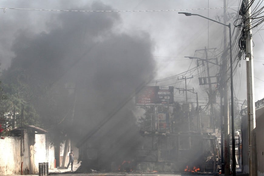 (260222) -- JALISCO, 22 febrero, 2026 (Xinhua) -- Humo se eleva desde un vehículo incendiado durante un estado de código rojo, en la ciudad de Guadalajara, capital del estado de Jalisco, México, el 22 de febrero de 2026. Las Fuerzas Armadas de México llevaron a cabo el domingo un operativo de alto impacto en el estado de Jalisco, que resultó en la muerte de Nemesio Oseguera Cervantes, alias "El Mencho", considerado el líder máximo del Cártel Jalisco Nueva Generación (CJNG), según la prensa mexicana. Desde las primeras horas del día, se reportó un amplio despliegue de fuerzas federales en la región y poco después, se registraron bloqueos carreteros y la quema de vehículos en al menos seis estados: Jalisco, así como en los colindantes de Michoacán, Colima, Tamaulipas, Guanajuato y Aguascalientes. Además se han reportado seis quema de vehículos y bloqueos en Tamaulipas y Oaxaca. (Xinhua/Str) (ma) (da)