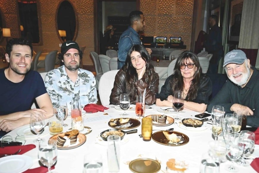 De izquierda a derecha, Jack, Nick y Romy Reiner y sus padres Michelle y Rob, en una foto tomada en septiembre de 2025.