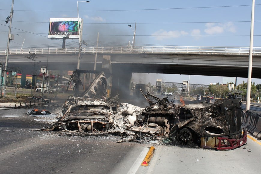 (260222) -- JALISCO, 22 febrero, 2026 (Xinhua) -- Escombros de un vehículo quemado son vistos en una calle durante un estado de código rojo, en la ciudad de Guadalajara, capital del estado de Jalisco, México, el 22 de febrero de 2026. Las Fuerzas Armadas de México llevaron a cabo el domingo un operativo de alto impacto en el estado de Jalisco, que resultó en la muerte de Nemesio Oseguera Cervantes, alias "El Mencho", considerado el líder máximo del Cártel Jalisco Nueva Generación (CJNG), según la prensa mexicana. Desde las primeras horas del día, se reportó un amplio despliegue de fuerzas federales en la región y poco después, se registraron bloqueos carreteros y la quema de vehículos en al menos seis estados: Jalisco, así como en los colindantes de Michoacán, Colima, Tamaulipas, Guanajuato y Aguascalientes. Además se han reportado seis quema de vehículos y bloqueos en Tamaulipas y Oaxaca. (Xinhua/Str) (ma) (da)