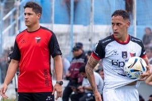 Castet se prepara para efectuar un lateral y Medrán observa el posicionamiento de sus jugadores en el campo de juego. Foto: Javier Corbalán