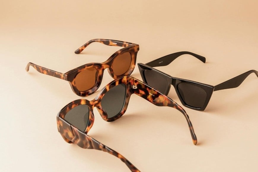 La exposición constante a los rayos ultravioleta (UV) puede provocar lesiones progresivas en diferentes estructuras del ojo.