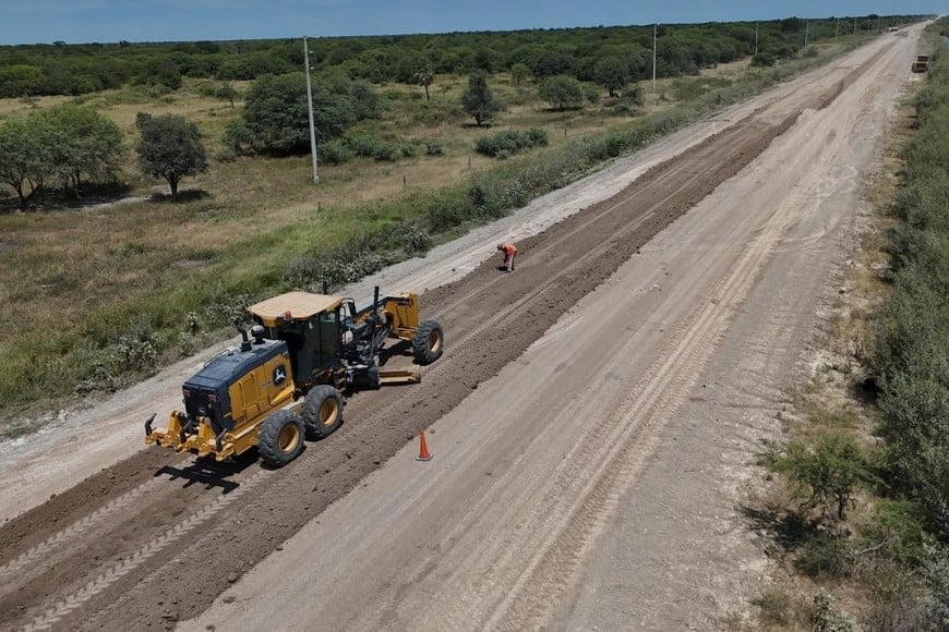 La obra, a cargo de la empresa Vial Agro, busca mejorar la transitabilidad y la seguridad vial en el departamento General Obligado