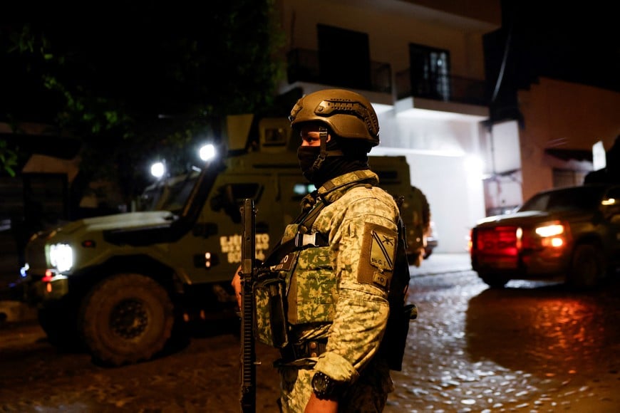 A soldier stands guard on a street in a tourist area a day after a series of blockades and attacks by organized crime following a military operation in which cartel boss Nemesio Oseguera, "El Mencho," was killed in Jalisco state, in Puerto Vallarta, Mexico, February 23, 2026. REUTERS/Daniel Becerril?