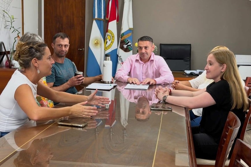 En el día de ayer se reunieron en la Sede Comunal, diferentes miembros que interactúan a nivel local en relación al sistema de Salud; estuvieron presentes: Sr. Diego Pelua (Coordinador Departamental del Seliar 107), Srta. Nadia Plataneo (enfermera Caps Cavour), Sr Lucas Schwaikartd y Sr. Alejandro Sirini (empleados comunales, choferes de la Unidad Sanitaria) y el Sr. Presidente Comunal Juan Carlos Chiavón. 

En el marco de la reunión se abordaron diferentes temas concernientes al funcionamiento del sistema Seliar en nuestra localidad: guardias, traslados programados, mantenimiento de la ambulancia, horarios, entre otros. Cabe destacar que la misma se desarrolló en un diálogo abierto y sincero atendiendo a todos los cuestionamientos y necesidades que se plantearon.

Finalmente se establecieron acuerdos que serán informados a la comunidad a través de medios de comunicación oficiales. Se establecieron pautas de organización de las guardias, casos concretos de intervención de la ambulancia