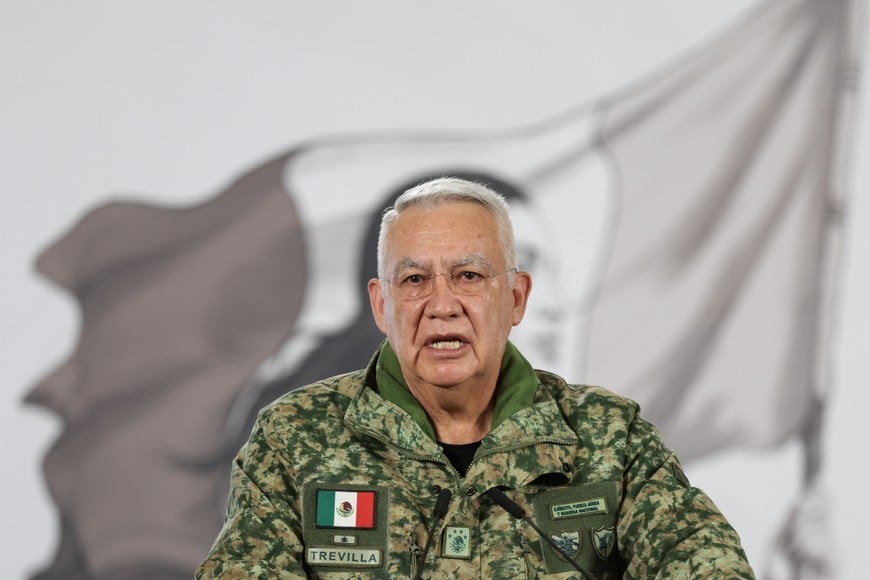 (260223) -- CIUDAD DE MEXICO, 23 febrero, 2026 (Xinhua) -- El secretario de la Defensa Nacional de México, Ricardo Trevilla Trejo, habla durante la conferencia de prensa matutina de la presidenta mexicana, Claudia Sheinbaum, en Palacio Nacional, en la Ciudad de México, capital de México, el 23 de febrero de 2026. Sheinbaum reafirmó el compromiso de la administración con la seguridad nacional y el restablecimiento de la paz, al tiempo que extendió el mayor reconocimiento de la labor a las Fuerzas Armadas "extraordinarias" que cuentan con enorme preparación y patriotismo. (Xinhua/Francisco Cañedo) (fc) (rtg) (ah) (ce)