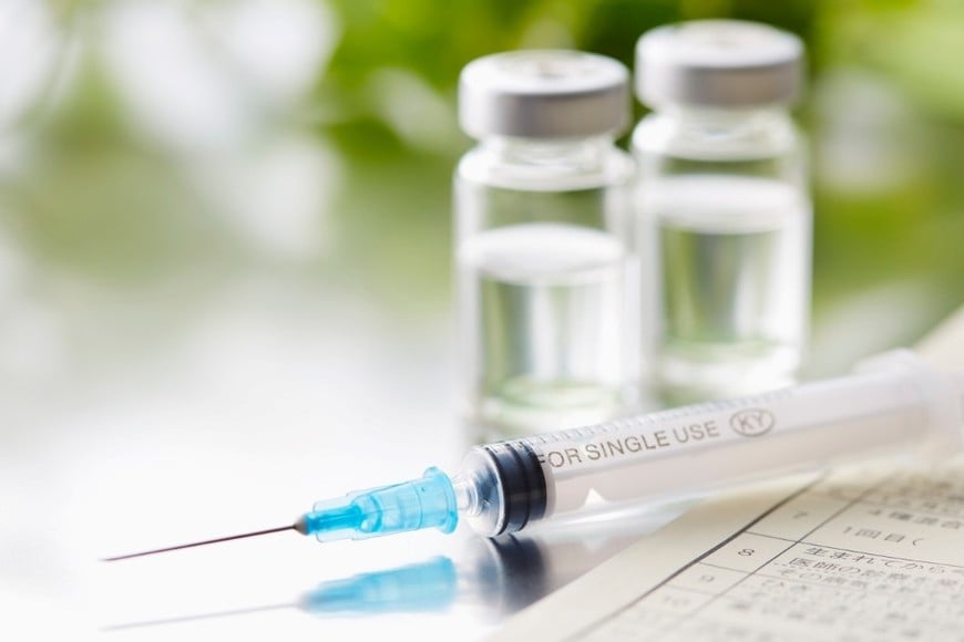 El objetivo es reducir hospitalizaciones y complicaciones mediante una inmunización oportuna.