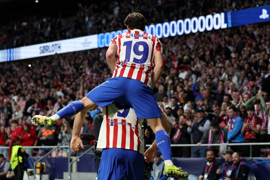 Soccer Football - UEFA Champions League - Play Off - Second Leg - Atletico Madrid v Club Brugge - Riyadh Air Metropolitano, Madrid, Spain - February 24, 2026
Atletico Madrid's Alexander Sorloth celebrates scoring their first goal with Atletico Madrid's Julian Alvarez REUTERS/Violeta Santos Moura