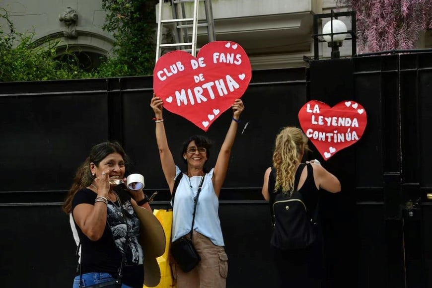 “La leyenda continúa” se convirtió en la frase que sintetizó el espíritu del cumpleaños 99 de La Chiqui.