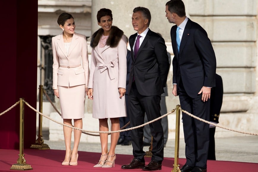 Spain's Queen Letizia, Argentina's first lady Juliana Awada, Argentina's President Mauricio Macri and Spain's King Felipe (L-R) talk before military parade during the welcoming ceremony at Royal Palace in Madrid, Spain February 22, 2017. REUTERS/Sergio Perez españa madrid mauricio macri reina letizia juliana awada rey felipe VI visita del presidente de argentina a españa en busca de inversiones y normalizacion de las relaciones bilaterales ceremonia de recibimiento en el palacio real de madrid