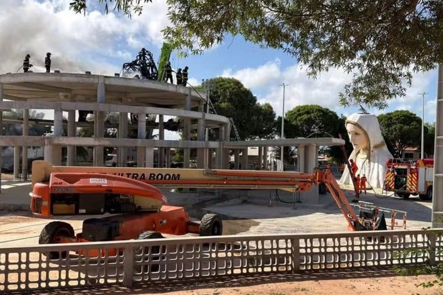 Incendio de la estatua gigante de la Virgen en Natal.