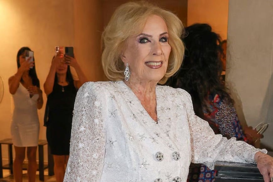 Mirtha sopló 99 velitas rodeada de famosos y desbordada de emoción.