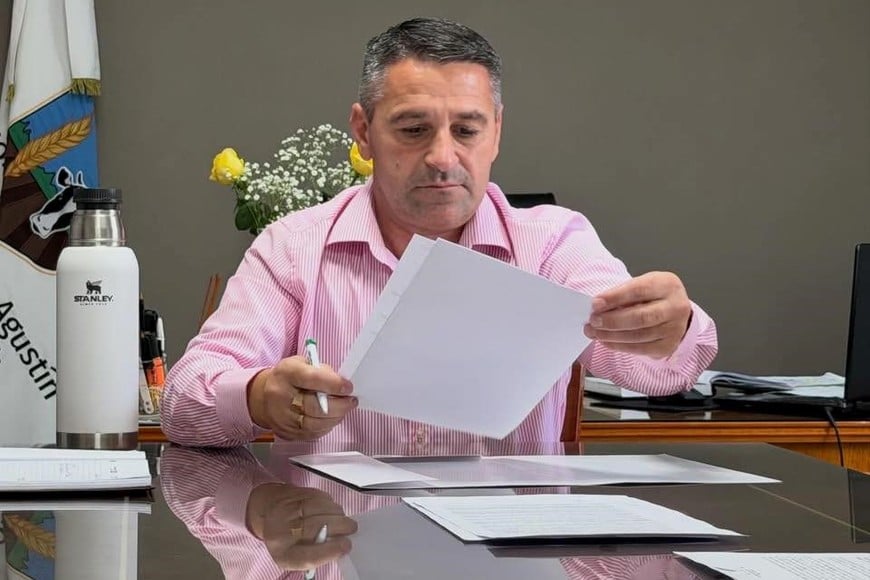 En el día de ayer se reunieron en la Sede Comunal, diferentes miembros que interactúan a nivel local en relación al sistema de Salud; estuvieron presentes: Sr. Diego Pelua (Coordinador Departamental del Seliar 107), Srta. Nadia Plataneo (enfermera Caps Cavour), Sr Lucas Schwaikartd y Sr. Alejandro Sirini (empleados comunales, choferes de la Unidad Sanitaria) y el Sr. Presidente Comunal Juan Carlos Chiavón. 

En el marco de la reunión se abordaron diferentes temas concernientes al funcionamiento del sistema Seliar en nuestra localidad: guardias, traslados programados, mantenimiento de la ambulancia, horarios, entre otros. Cabe destacar que la misma se desarrolló en un diálogo abierto y sincero atendiendo a todos los cuestionamientos y necesidades que se plantearon.

Finalmente se establecieron acuerdos que serán informados a la comunidad a través de medios de comunicación oficiales. Se establecieron pautas de organización de las guardias, casos concretos de intervención de la ambulancia