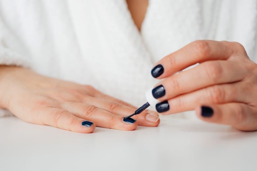 Azul tinta en manicura otoñal, un tono profundo y elegante.