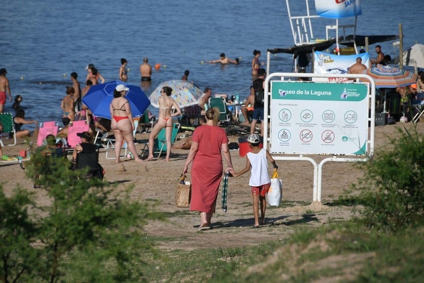 Una mamá y su hijo, entrando al balneario. Ya está colmado de gente. Crédito: Manuel Fabatía
